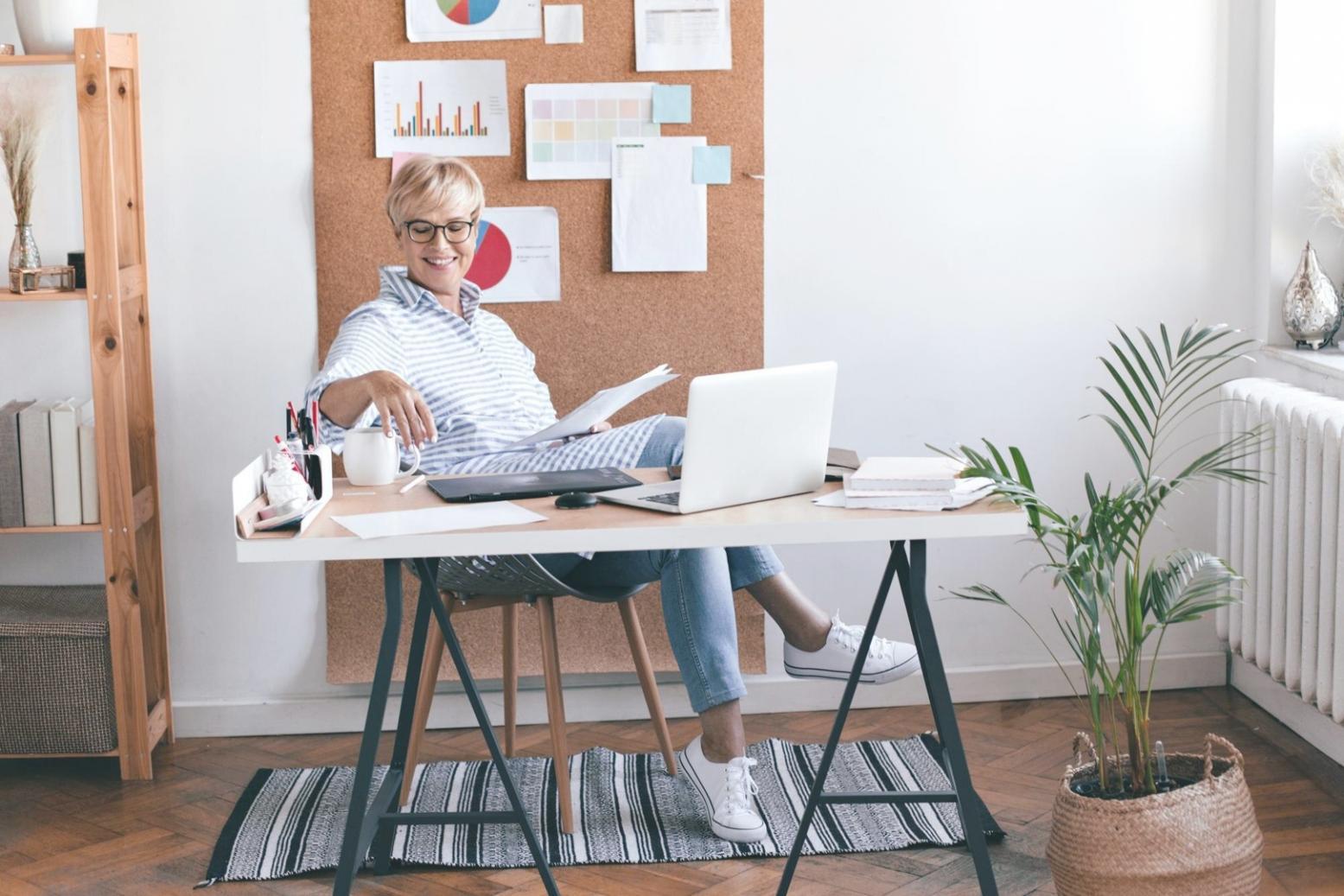 Espace de travail organisé avec documents financiers et outils de planification
